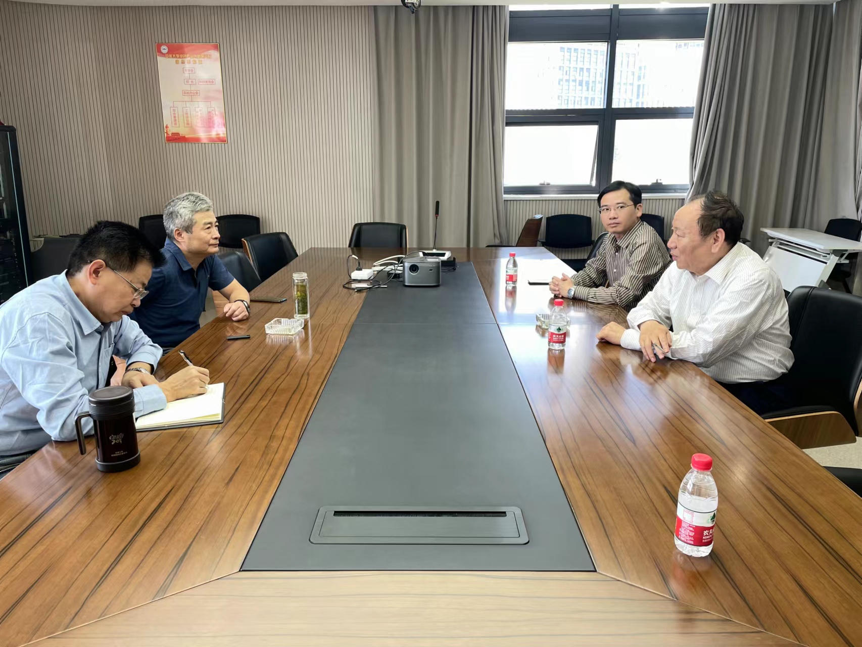 安徽欣意亚南稀土新材料公司与安徽大学绿色产业创新研究院举行校企座谈会(图2)